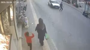 bursa-yildirimda-otomobilin-carptigi-yaya-hafif-yaralandi-kaza-ani-kamerada-VbMgUhM5